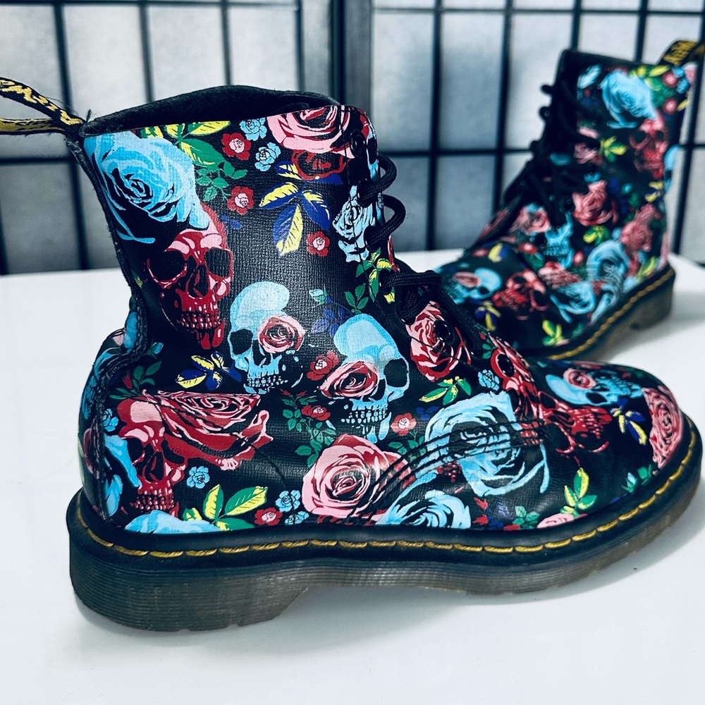 Doc Martens Vintage Skulls & Roses 1460 Pascal 8-eye Boots 💀🌹 - Picture 1 of 11